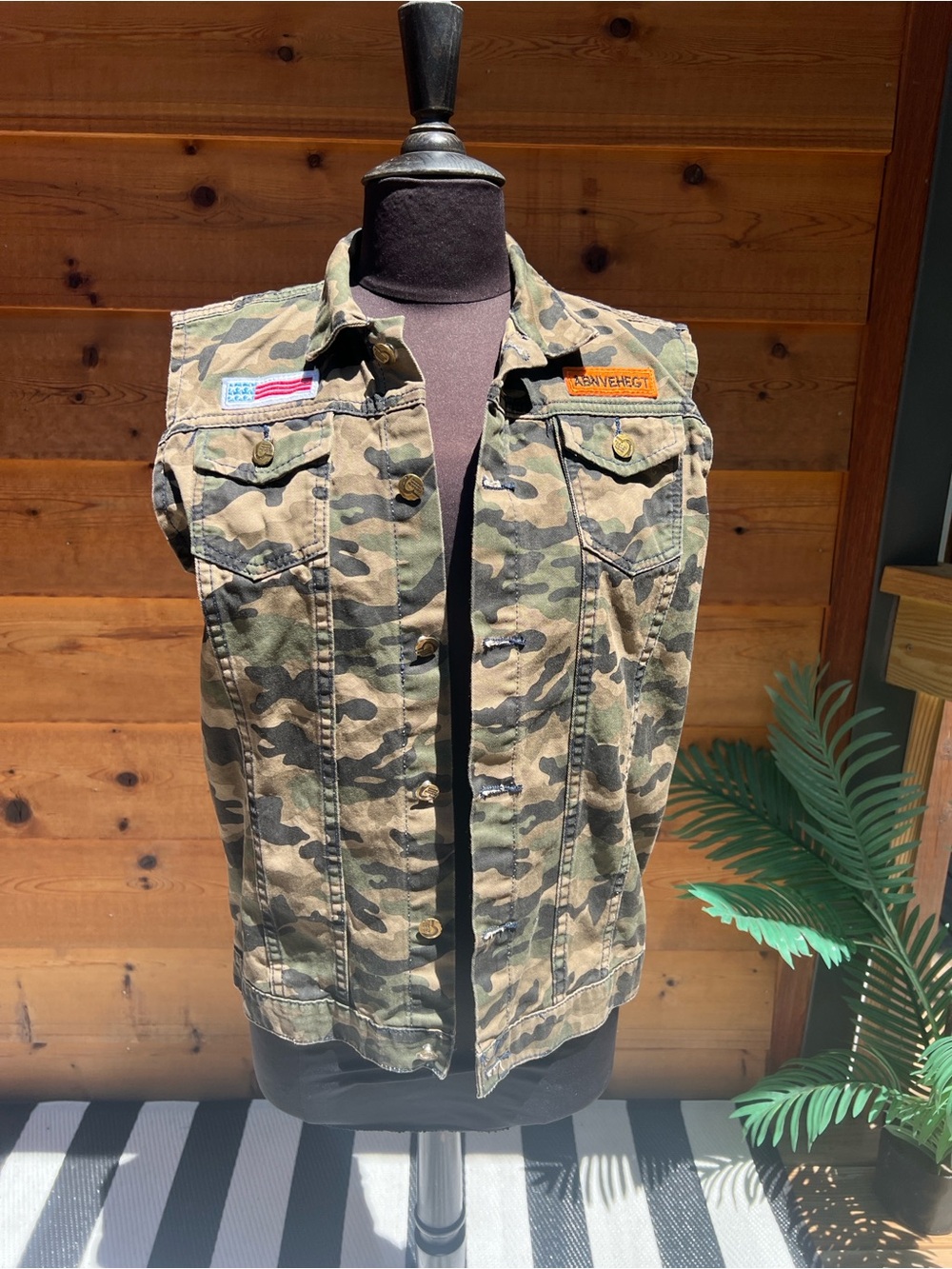Camo Sleeveless Utility Vest with Patch Details